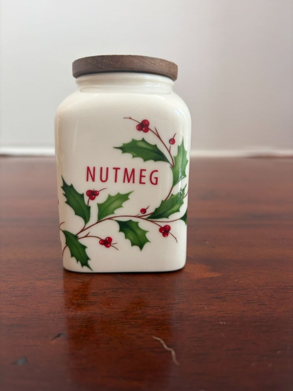Lenox Holiday Porcelain 6 Ounce "Nutmeg" Spice Jar with a Rustic Acacia Wood Lid